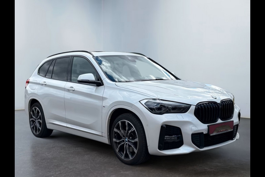 BMW X1 xDrive25e M-SPORT ** BRUIN LEDER, PANORAMA, TREKH, ADAPT. LED & CRUISE, 19-inch LMV ** UNFALLFREI ** ** INFORMEER OOK NAAR ONZE AANTREKKELIJKE FINANCIAL-LEASE TARIEVEN **
