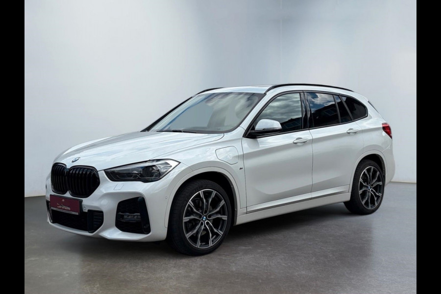 BMW X1 xDrive25e M-SPORT ** BRUIN LEDER, PANORAMA, TREKH, ADAPT. LED & CRUISE, 19-inch LMV ** UNFALLFREI ** ** INFORMEER OOK NAAR ONZE AANTREKKELIJKE FINANCIAL-LEASE TARIEVEN **