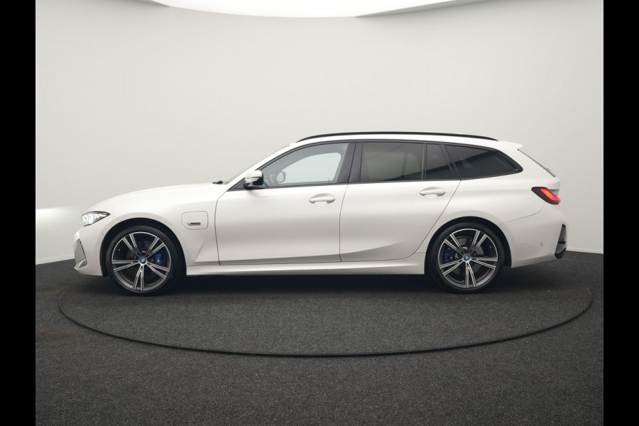 BMW 3 Serie Touring 330e M Sport PHEV 293pk Dealer O.H. NIEUW MODEL | Adaptive Cruise | Head Up | Camera | Lederen Competition Stoelen Memory & Verwarmd | Sfeerverlichting | Stuur Verwarmd | Keyless | Blis | Apple Carplay | Plug In Hybrid |