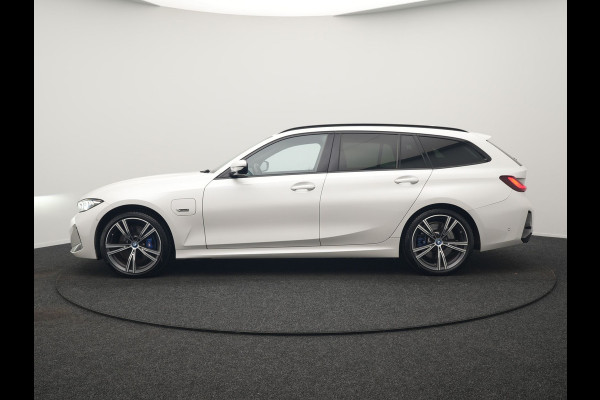 BMW 3 Serie Touring 330e M Sport PHEV 293pk Dealer O.H. NIEUW MODEL | Adaptive Cruise | Head Up | Camera | Lederen Competition Stoelen Memory & Verwarmd | Sfeerverlichting | Stuur Verwarmd | Keyless | Blis | Apple Carplay | Plug In Hybrid |