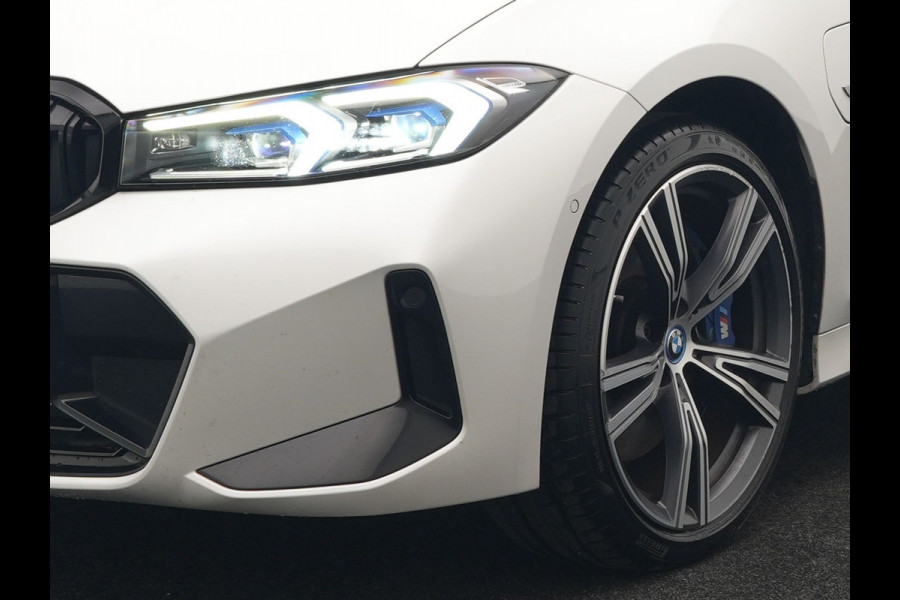 BMW 3 Serie Touring 330e M Sport PHEV 293pk Dealer O.H. NIEUW MODEL | Adaptive Cruise | Head Up | Camera | Lederen Competition Stoelen Memory & Verwarmd | Sfeerverlichting | Stuur Verwarmd | Keyless | Blis | Apple Carplay | Plug In Hybrid |