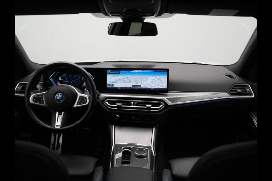 BMW 3 Serie Touring 330e M Sport PHEV 293pk Dealer O.H. NIEUW MODEL | Adaptive Cruise | Head Up | Camera | Lederen Competition Stoelen Memory & Verwarmd | Sfeerverlichting | Stuur Verwarmd | Keyless | Blis | Apple Carplay | Plug In Hybrid |