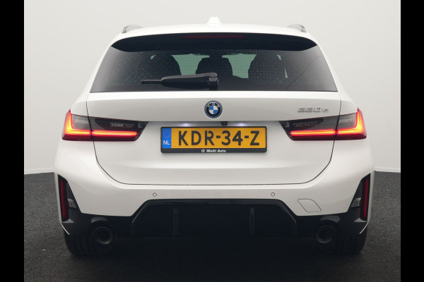 BMW 3 Serie Touring 330e M Sport PHEV 293pk Dealer O.H. NIEUW MODEL | Adaptive Cruise | Head Up | Camera | Lederen Competition Stoelen Memory & Verwarmd | Sfeerverlichting | Stuur Verwarmd | Keyless | Blis | Apple Carplay | Plug In Hybrid |