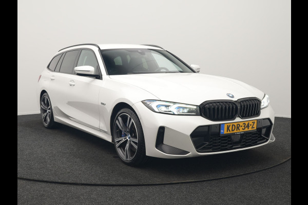 BMW 3 Serie Touring 330e M Sport PHEV 293pk Dealer O.H. NIEUW MODEL | Adaptive Cruise | Head Up | Camera | Lederen Competition Stoelen Memory & Verwarmd | Sfeerverlichting | Stuur Verwarmd | Keyless | Blis | Apple Carplay | Plug In Hybrid |