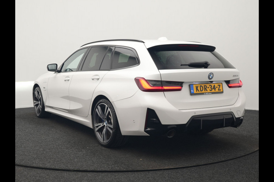 BMW 3 Serie Touring 330e M Sport PHEV 293pk Dealer O.H. NIEUW MODEL | Adaptive Cruise | Head Up | Camera | Lederen Competition Stoelen Memory & Verwarmd | Sfeerverlichting | Stuur Verwarmd | Keyless | Blis | Apple Carplay | Plug In Hybrid |