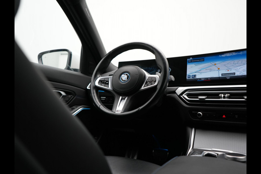 BMW 3 Serie Touring 330e M Sport PHEV 293pk Dealer O.H. NIEUW MODEL | Adaptive Cruise | Head Up | Camera | Lederen Competition Stoelen Memory & Verwarmd | Sfeerverlichting | Stuur Verwarmd | Keyless | Blis | Apple Carplay | Plug In Hybrid |