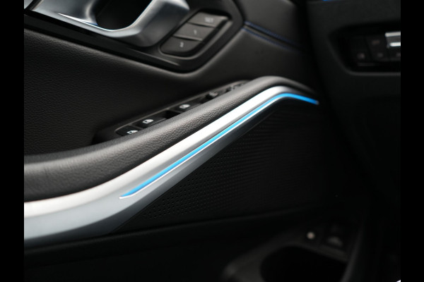 BMW 3 Serie Touring 330e M Sport PHEV 293pk Dealer O.H. NIEUW MODEL | Adaptive Cruise | Head Up | Camera | Lederen Competition Stoelen Memory & Verwarmd | Sfeerverlichting | Stuur Verwarmd | Keyless | Blis | Apple Carplay | Plug In Hybrid |