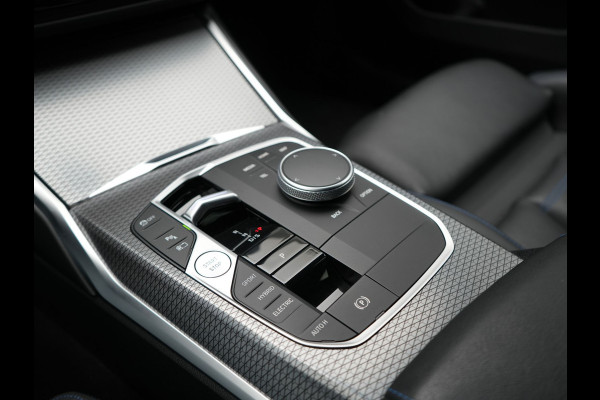 BMW 3 Serie Touring 330e M Sport PHEV 293pk Dealer O.H. NIEUW MODEL | Adaptive Cruise | Head Up | Camera | Lederen Competition Stoelen Memory & Verwarmd | Sfeerverlichting | Stuur Verwarmd | Keyless | Blis | Apple Carplay | Plug In Hybrid |