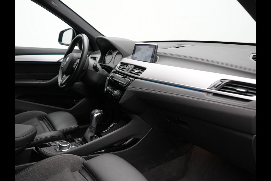 BMW X1 xDrive25e Sportline PHEV 221pk Dealer O.H. | Trekhaak Afn. | Camera | Adaptive LED | Hifi Sound | Sportstoelen Verwarmd | Sfeerverlichting | Apple Carplay | Navigatie | DAB | Cruise Control | Plug In Hybrid |
