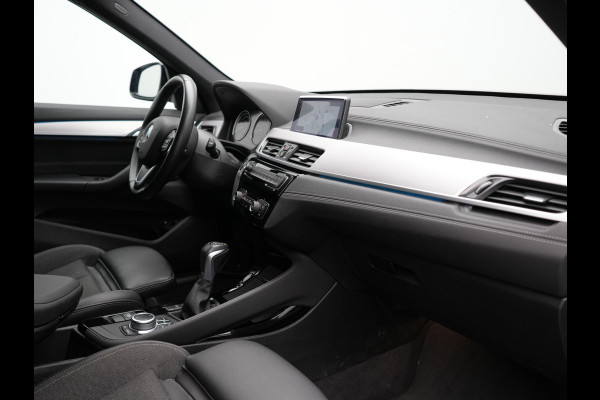 BMW X1 xDrive25e Sportline PHEV 221pk Dealer O.H. | Trekhaak Afn. | Camera | Adaptive LED | Hifi Sound | Sportstoelen Verwarmd | Sfeerverlichting | Apple Carplay | Navigatie | DAB | Cruise Control | Plug In Hybrid |