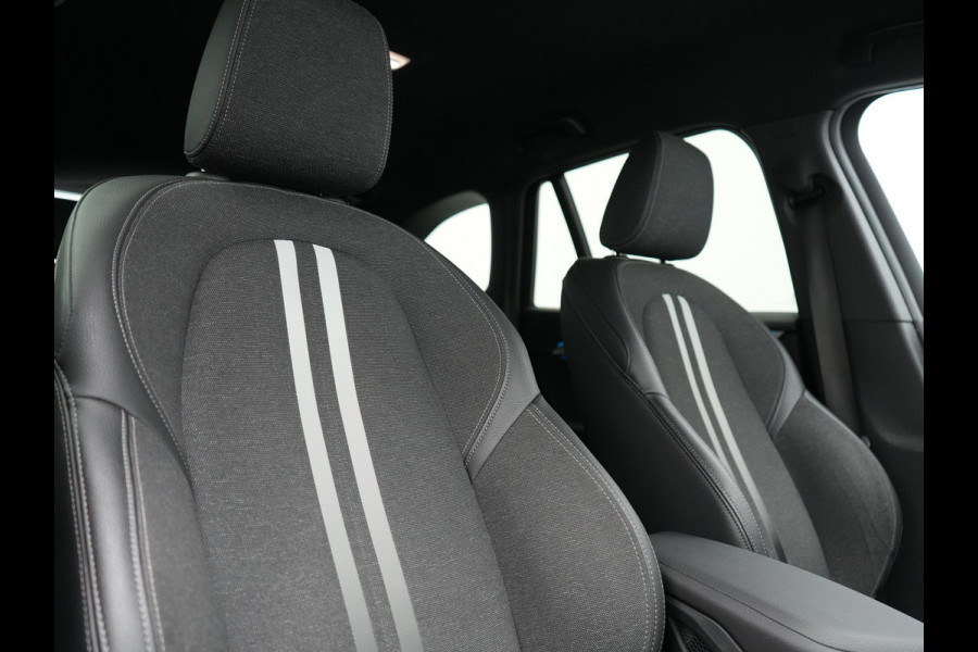 BMW X1 xDrive25e Sportline PHEV 221pk Dealer O.H. | Trekhaak Afn. | Camera | Adaptive LED | Hifi Sound | Sportstoelen Verwarmd | Sfeerverlichting | Apple Carplay | Navigatie | DAB | Cruise Control | Plug In Hybrid |