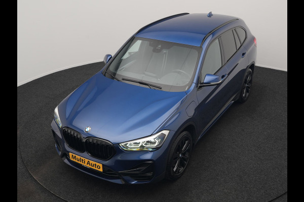 BMW X1 xDrive25e Sportline PHEV 221pk Dealer O.H. | Trekhaak Afn. | Camera | Adaptive LED | Hifi Sound | Sportstoelen Verwarmd | Sfeerverlichting | Apple Carplay | Navigatie | DAB | Cruise Control | Plug In Hybrid |