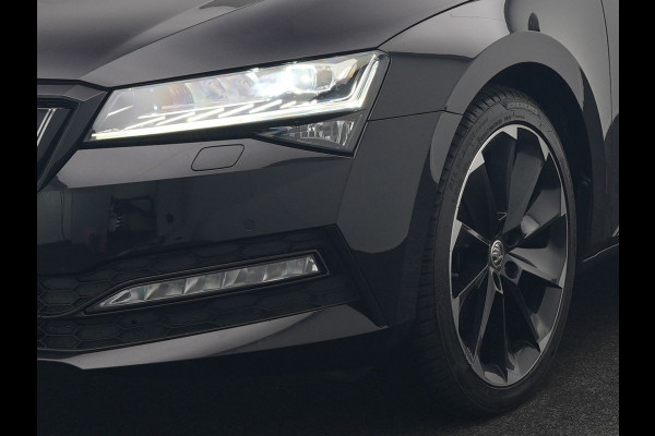 Škoda Superb Combi 1.4 TSI iV Sportline Business PHEV 218pk Dealer O.H | Trekhaak af Fabriek | Adaptive Cruise | 360 Camera | Alcantara Sportstoelen Memory & Verwarmd | 19"L.M | Keyless | Crystal LED | Plug In Hybrid |
