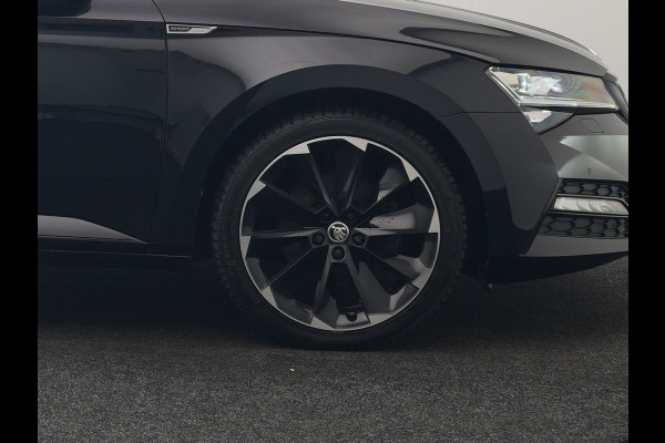 Škoda Superb Combi 1.4 TSI iV Sportline Business PHEV 218pk Dealer O.H | Trekhaak af Fabriek | Adaptive Cruise | 360 Camera | Alcantara Sportstoelen Memory & Verwarmd | 19"L.M | Keyless | Crystal LED | Plug In Hybrid |