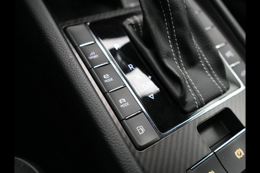 Škoda Superb Combi 1.4 TSI iV Sportline Business PHEV 218pk Dealer O.H | Trekhaak af Fabriek | Adaptive Cruise | 360 Camera | Alcantara Sportstoelen Memory & Verwarmd | 19"L.M | Keyless | Crystal LED | Plug In Hybrid |
