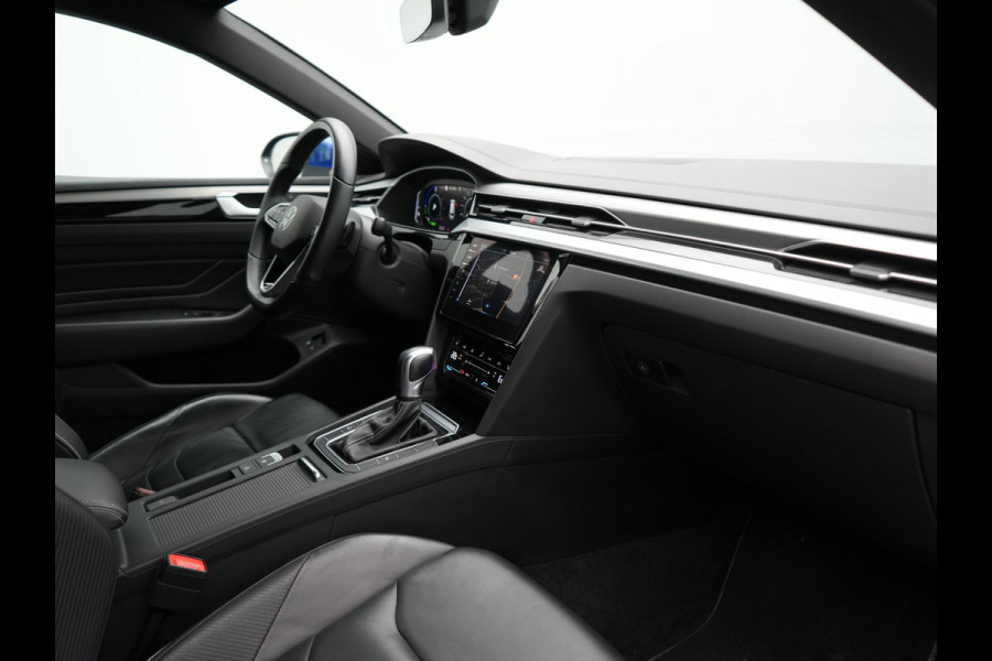 Volkswagen Arteon Shooting Brake 1.4 TSI eHybrid R-Line PHEV 218pk Dealer O.H. | Trekhaak Af Fabriek | Adaptive Cruise | Lederen Sportstoelen Memory & Massage | Keyless | Apple Carplay | Stoelverwarming | Navigatie | DAB | Plug In Hybrid |