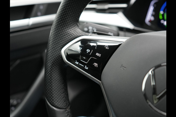 Volkswagen Arteon Shooting Brake 1.4 TSI eHybrid R-Line PHEV 218pk Dealer O.H. | Trekhaak Af Fabriek | Adaptive Cruise | Lederen Sportstoelen Memory & Massage | Keyless | Apple Carplay | Stoelverwarming | Navigatie | DAB | Plug In Hybrid |