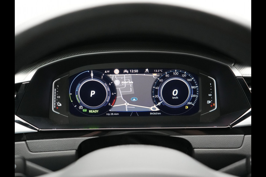 Volkswagen Arteon Shooting Brake 1.4 TSI eHybrid R-Line PHEV 218pk Dealer O.H. | Trekhaak Af Fabriek | Adaptive Cruise | Lederen Sportstoelen Memory & Massage | Keyless | Apple Carplay | Stoelverwarming | Navigatie | DAB | Plug In Hybrid |