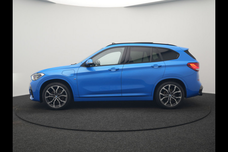 BMW X1 xDrive25e M Sport PHEV 221pk Dealer O.H | Trekhaak Afn. | Panodak | Camera | Sportstoelen & Sportstuur Verwarmd | Hifi Audio | Cruise Control | Sfeerverlichting | Navigatie | DAB | 19"L.M | Plug In Hybrid |
