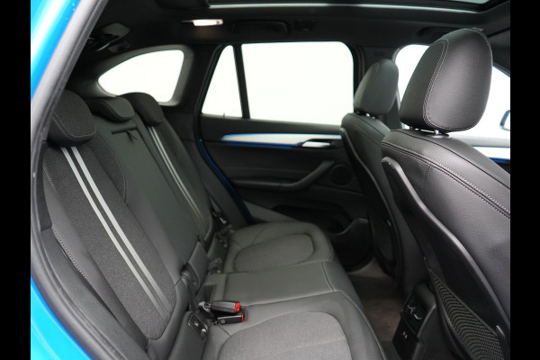 BMW X1 xDrive25e M Sport PHEV 221pk Dealer O.H | Trekhaak Afn. | Panodak | Camera | Sportstoelen & Sportstuur Verwarmd | Hifi Audio | Cruise Control | Sfeerverlichting | Navigatie | DAB | 19"L.M | Plug In Hybrid |