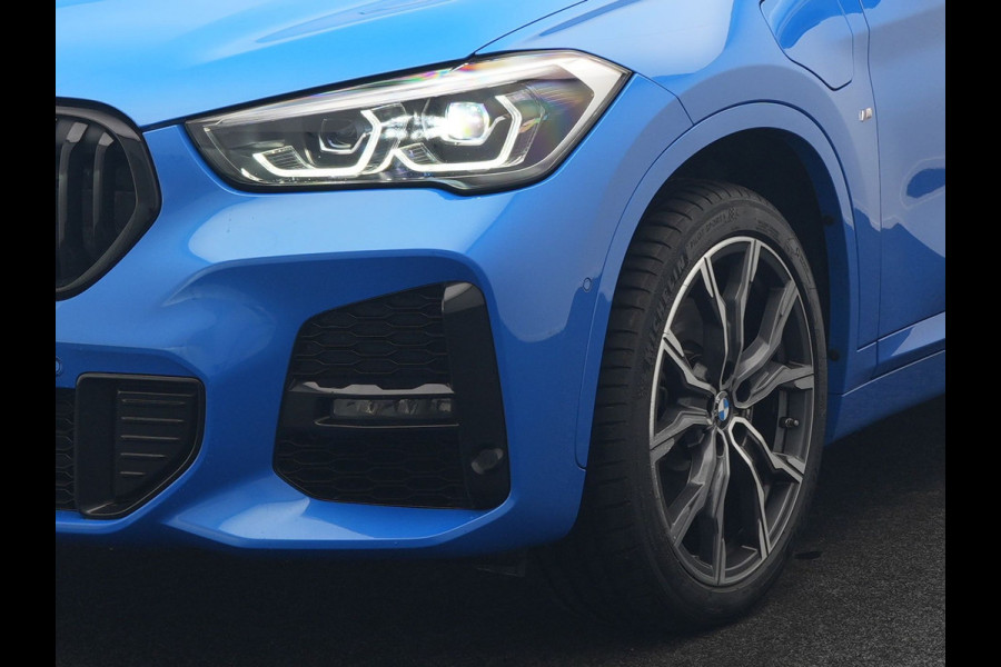 BMW X1 xDrive25e M Sport PHEV 221pk Dealer O.H | Trekhaak Afn. | Panodak | Camera | Sportstoelen & Sportstuur Verwarmd | Hifi Audio | Cruise Control | Sfeerverlichting | Navigatie | DAB | 19"L.M | Plug In Hybrid |