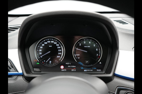BMW X1 xDrive25e M Sport PHEV 221pk Dealer O.H | Trekhaak Afn. | Panodak | Camera | Sportstoelen & Sportstuur Verwarmd | Hifi Audio | Cruise Control | Sfeerverlichting | Navigatie | DAB | 19"L.M | Plug In Hybrid |