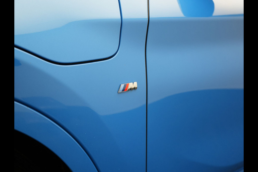 BMW X1 xDrive25e M Sport PHEV 221pk Dealer O.H | Trekhaak Afn. | Panodak | Camera | Sportstoelen & Sportstuur Verwarmd | Hifi Audio | Cruise Control | Sfeerverlichting | Navigatie | DAB | 19"L.M | Plug In Hybrid |