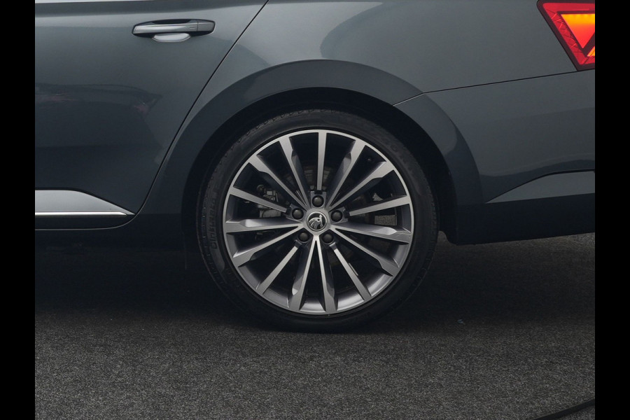 Škoda Superb Combi 1.4 TSI iV Laurin & Klement PHEV 218pk Dealer O.H. | Adaptive Cruise | 360 Camera | Canton Audio | Lederen Comfortstoelen Memory & Massage & Ventilatie | Sfeerverlichting | Stoelen & Stuur Verwarmd | Apple Carplay | Blis | Keyless | Plug In Hybrid |