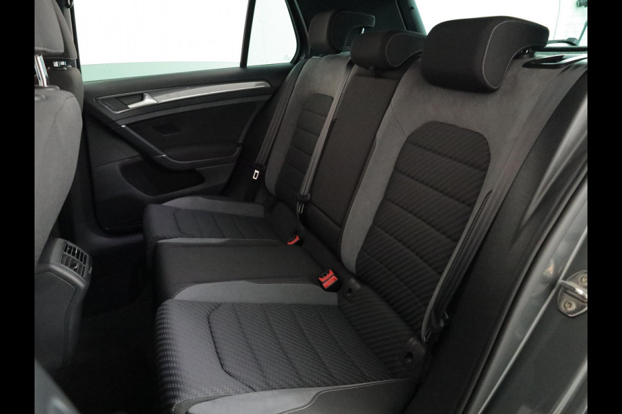 Volkswagen Golf 1.5 TSI Highline Business R 150pk DSG| Camera| Navi| 18'LM-velgen