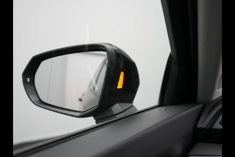 Audi Q3 45 TFSI e PHEV 245pk Dealer O.H. | Trekhaak Af Fabriek | Panodak | Camera | Alcantara Sportstoelen Verwarmd | Apple Carplay | Keyless | Blis | LED Koplampen | Virtual | Navigatie | DAB | Plug In Hybrid |