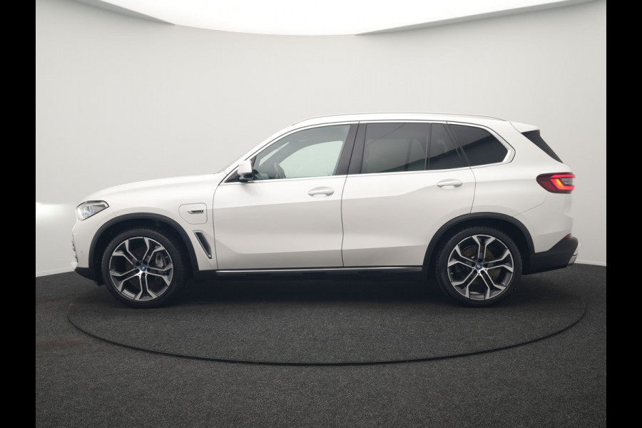 BMW X5 xDrive45e X Line PHEV 395pk Dealer O.H. | Trekhaak Af Fabriek | Luchtvering | Adaptive Cruise | Head Up | 360 Camera | Adaptief Onderstel | Laser LED | Lederen Sportstoelen Memory & Verwarmd | Sfeerverlichting | Keyless | Plug In H