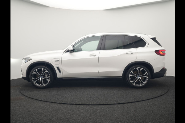 BMW X5 xDrive45e X Line PHEV 395pk Dealer O.H. | Trekhaak Af Fabriek | Luchtvering | Adaptive Cruise | Head Up | 360 Camera | Adaptief Onderstel | Laser LED | Lederen Sportstoelen Memory & Verwarmd | Sfeerverlichting | Keyless | Plug In H