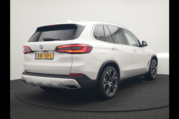 BMW X5 xDrive45e X Line PHEV 395pk Dealer O.H. | Trekhaak Af Fabriek | Luchtvering | Adaptive Cruise | Head Up | 360 Camera | Adaptief Onderstel | Laser LED | Lederen Sportstoelen Memory & Verwarmd | Sfeerverlichting | Keyless | Plug In H