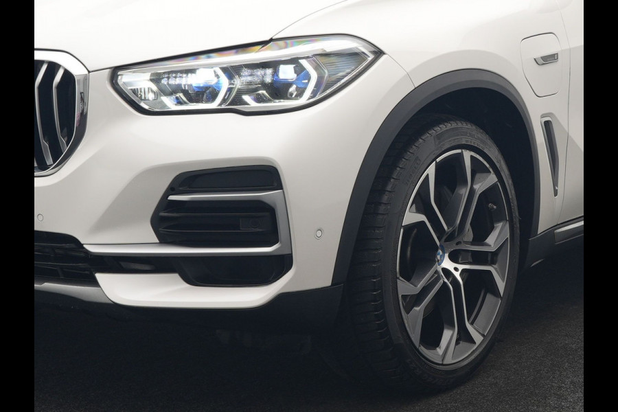 BMW X5 xDrive45e X Line PHEV 395pk Dealer O.H. | Trekhaak Af Fabriek | Luchtvering | Adaptive Cruise | Head Up | 360 Camera | Adaptief Onderstel | Laser LED | Lederen Sportstoelen Memory & Verwarmd | Sfeerverlichting | Keyless | Plug In H