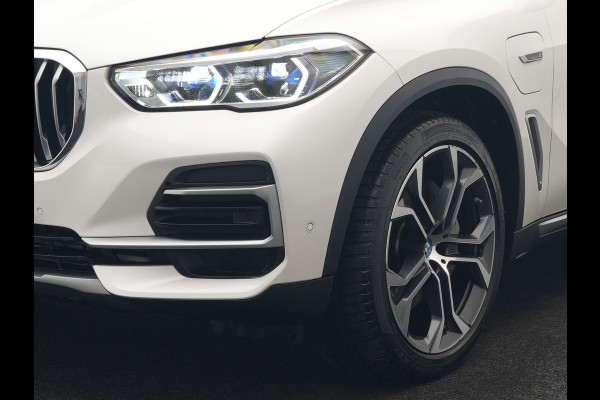 BMW X5 xDrive45e X Line PHEV 395pk Dealer O.H. | Trekhaak Af Fabriek | Luchtvering | Adaptive Cruise | Head Up | 360 Camera | Adaptief Onderstel | Laser LED | Lederen Sportstoelen Memory & Verwarmd | Sfeerverlichting | Keyless | Plug In H