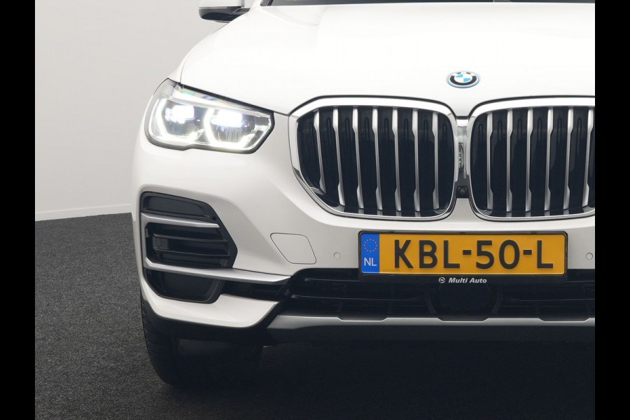 BMW X5 xDrive45e X Line PHEV 395pk Dealer O.H. | Trekhaak Af Fabriek | Luchtvering | Adaptive Cruise | Head Up | 360 Camera | Adaptief Onderstel | Laser LED | Lederen Sportstoelen Memory & Verwarmd | Sfeerverlichting | Keyless | Plug In H