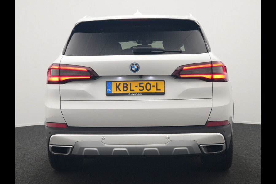 BMW X5 xDrive45e X Line PHEV 395pk Dealer O.H. | Trekhaak Af Fabriek | Luchtvering | Adaptive Cruise | Head Up | 360 Camera | Adaptief Onderstel | Laser LED | Lederen Sportstoelen Memory & Verwarmd | Sfeerverlichting | Keyless | Plug In H