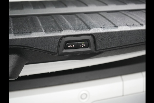 BMW X5 xDrive45e X Line PHEV 395pk Dealer O.H. | Trekhaak Af Fabriek | Luchtvering | Adaptive Cruise | Head Up | 360 Camera | Adaptief Onderstel | Laser LED | Lederen Sportstoelen Memory & Verwarmd | Sfeerverlichting | Keyless | Plug In H