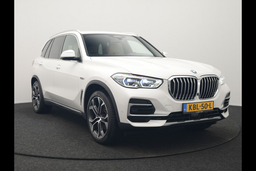 BMW X5 xDrive45e X Line PHEV 395pk Dealer O.H. | Trekhaak Af Fabriek | Luchtvering | Adaptive Cruise | Head Up | 360 Camera | Adaptief Onderstel | Laser LED | Lederen Sportstoelen Memory & Verwarmd | Sfeerverlichting | Keyless | Plug In H