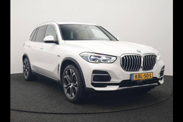 BMW X5 xDrive45e X Line PHEV 395pk Dealer O.H. | Trekhaak Af Fabriek | Luchtvering | Adaptive Cruise | Head Up | 360 Camera | Adaptief Onderstel | Laser LED | Lederen Sportstoelen Memory & Verwarmd | Sfeerverlichting | Keyless | Plug In H