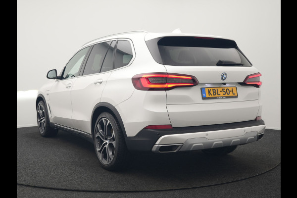 BMW X5 xDrive45e X Line PHEV 395pk Dealer O.H. | Trekhaak Af Fabriek | Luchtvering | Adaptive Cruise | Head Up | 360 Camera | Adaptief Onderstel | Laser LED | Lederen Sportstoelen Memory & Verwarmd | Sfeerverlichting | Keyless | Plug In H