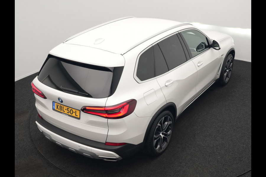 BMW X5 xDrive45e X Line PHEV 395pk Dealer O.H. | Trekhaak Af Fabriek | Luchtvering | Adaptive Cruise | Head Up | 360 Camera | Adaptief Onderstel | Laser LED | Lederen Sportstoelen Memory & Verwarmd | Sfeerverlichting | Keyless | Plug In H