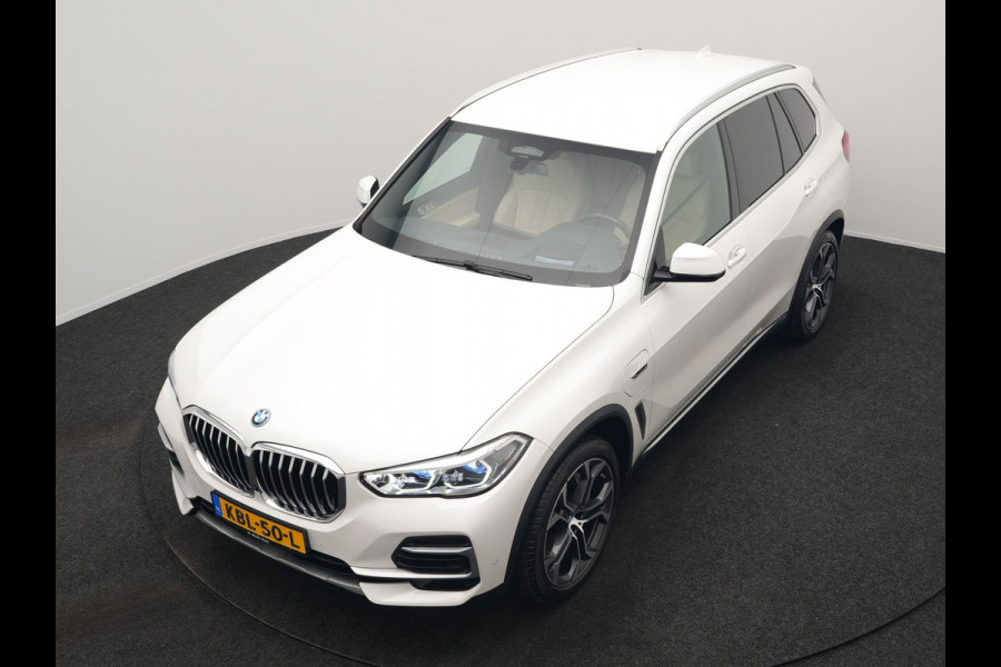 BMW X5 xDrive45e X Line PHEV 395pk Dealer O.H. | Trekhaak Af Fabriek | Luchtvering | Adaptive Cruise | Head Up | 360 Camera | Adaptief Onderstel | Laser LED | Lederen Sportstoelen Memory & Verwarmd | Sfeerverlichting | Keyless | Plug In H