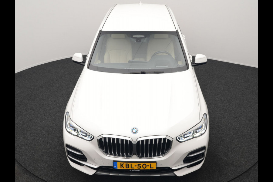 BMW X5 xDrive45e X Line PHEV 395pk Dealer O.H. | Trekhaak Af Fabriek | Luchtvering | Adaptive Cruise | Head Up | 360 Camera | Adaptief Onderstel | Laser LED | Lederen Sportstoelen Memory & Verwarmd | Sfeerverlichting | Keyless | Plug In H