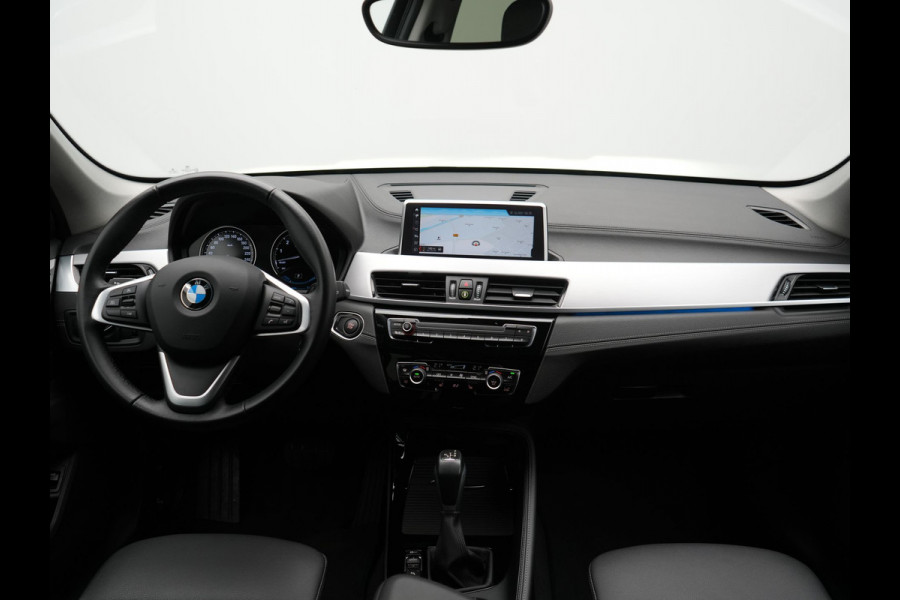 BMW X1 xDrive25e Sportline PHEV 221pk Dealer O.H. | Trekhaak Afn. | Camera | Sportstoelen Memory & Verwarmd | Keyless | Sfeerverlichting | Adaptive LED | Cruise Control | Navigatie | DAB |  Plug In Hybrid