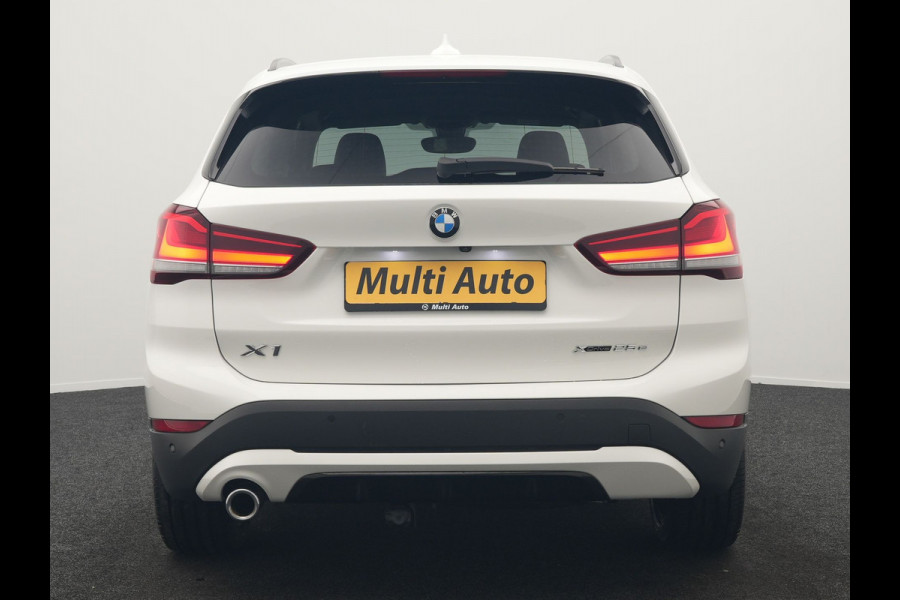 BMW X1 xDrive25e Sportline PHEV 221pk Dealer O.H. | Trekhaak Afn. | Camera | Sportstoelen Memory & Verwarmd | Keyless | Sfeerverlichting | Adaptive LED | Cruise Control | Navigatie | DAB |  Plug In Hybrid