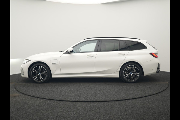 BMW 3 Serie Touring 320e M Sport FACELIFT PHEV 204pk Dealer O.H | Trekhaak Af Fabriek | Adapive Cruise | Widescreen Navi | Head Up | Alcantara Sportstoelen Verwarmd | Camera & Parkassist | Apple Carplay | Plug In Hybrid
