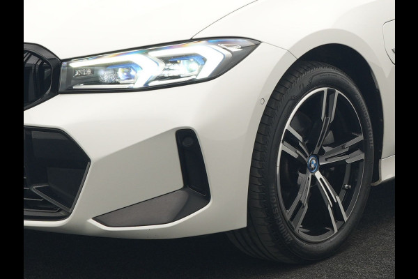 BMW 3 Serie Touring 320e M Sport FACELIFT PHEV 204pk Dealer O.H | Trekhaak Af Fabriek | Adapive Cruise | Widescreen Navi | Head Up | Alcantara Sportstoelen Verwarmd | Camera & Parkassist | Apple Carplay | Plug In Hybrid