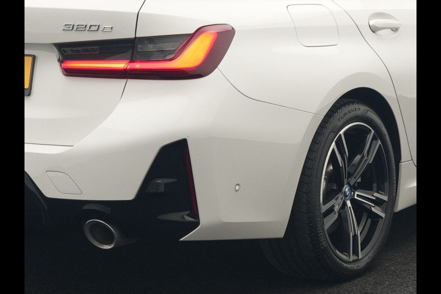 BMW 3 Serie Touring 320e M Sport FACELIFT PHEV 204pk Dealer O.H | Trekhaak Af Fabriek | Adapive Cruise | Widescreen Navi | Head Up | Alcantara Sportstoelen Verwarmd | Camera & Parkassist | Apple Carplay | Plug In Hybrid