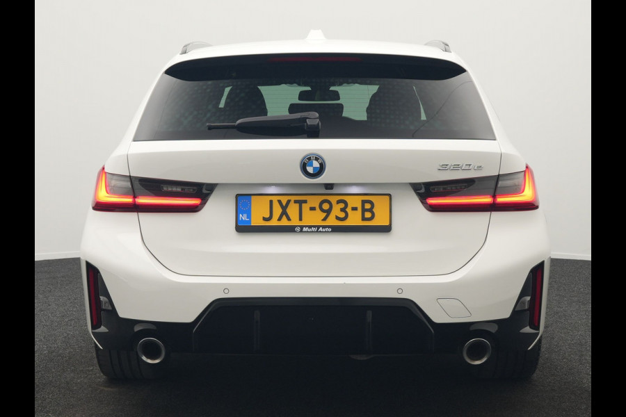 BMW 3 Serie Touring 320e M Sport FACELIFT PHEV 204pk Dealer O.H | Trekhaak Af Fabriek | Adapive Cruise | Widescreen Navi | Head Up | Alcantara Sportstoelen Verwarmd | Camera & Parkassist | Apple Carplay | Plug In Hybrid